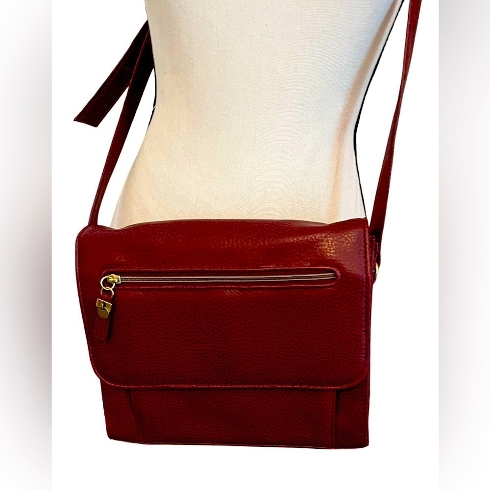 Relic Handbag Women Medium Red Faux Leather Pebble Lined Purse Shoulder Bag EUC